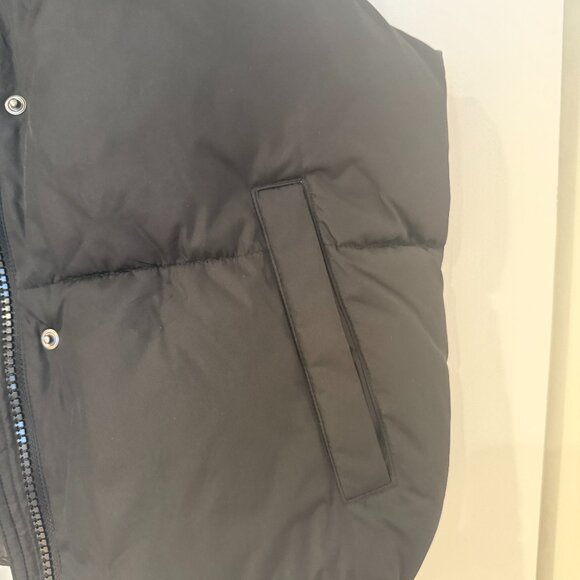 Old Navy Women's Puffer Vest -- Medium - Picture 3 of 4